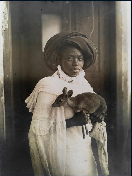 Giovane donna keniota e il suo animale domestico (un cervo) a Mombasa, marzo 1909