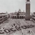 Una pubblicità della Coca Cola fatta da piccioni in Piazza San Marco, Venezia, metà anni ’70