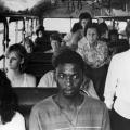 Un uomo sale su un autobus solo per passeggeri bianchi a Durban. Resistenza alle politiche di apartheid del Sud Africa 1986