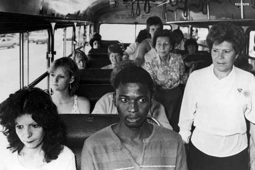 Un uomo sale su un autobus solo per passeggeri bianchi a Durban. Resistenza alle politiche di apartheid del Sud Africa 1986