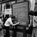 Il proprietario di un ristorante mette un cartello durante il blackout di New York del 13 Luglio 1977