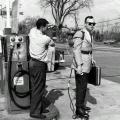 Un venditore con pattini motorizzati che fa benzina al distributore, Connecticut, 1961