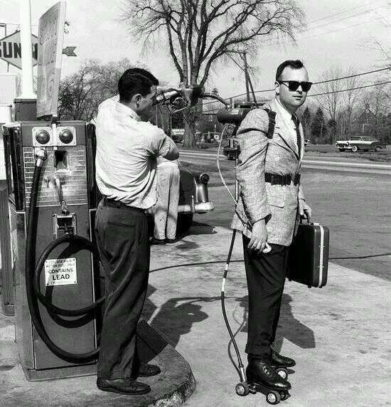 Un venditore con pattini motorizzati che fa benzina al distributore, Connecticut, 1961