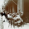Un cameriere che lavora su La Rambla qualche tempo prima del 1910. Immagine dell’archivio storico della città di Barcellona