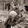 Un ragazzo abbandonato stringe un peluche tra le rovine dopo il bombardamento aereo tedesco di Londra 1940