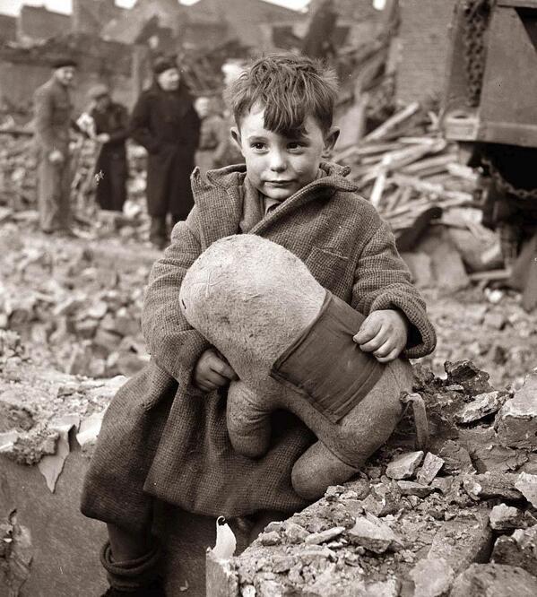 Un ragazzo abbandonato stringe un peluche tra le rovine dopo il bombardamento aereo tedesco di Londra 1940