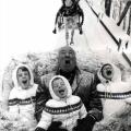 Alfred Hitchcock si gusta i fiocchi di neve durante una gita in slitta con i suoi nipoti, 1960