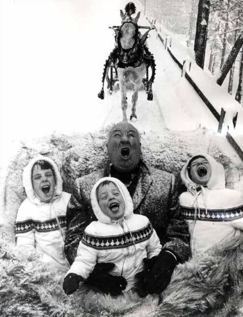 Alfred Hitchcock si gusta i fiocchi di neve durante una gita in slitta con i suoi nipoti, 1960