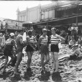 Bagnanti sulla spiaggia alle Terme di San Sebastian, Barcellona (1920)