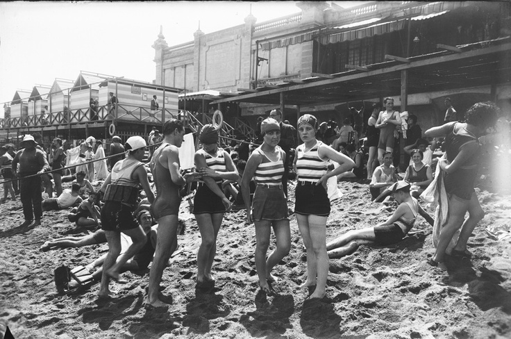 Bagnanti sulla spiaggia alle Terme di San Sebastian, Barcellona (1920)