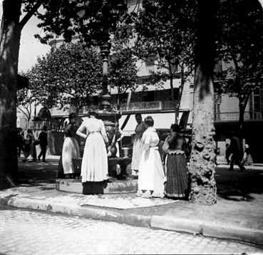 Barcellona - Las Ramblas de las Canaletas. Donne prendono acqua alla fontana