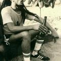 Bob Marley beveuna birra dopo una partita di calcio
