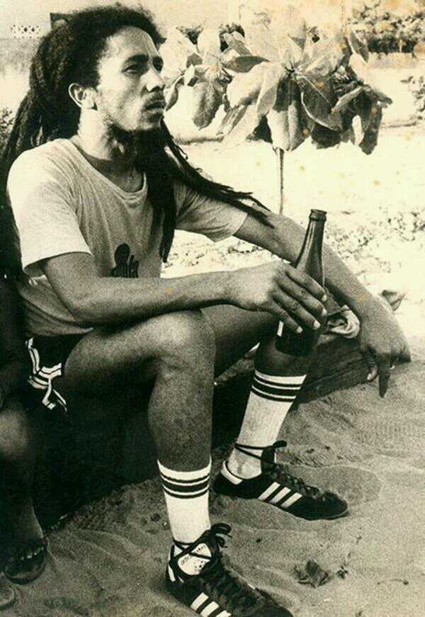 Bob Marley beveuna birra dopo una partita di calcio