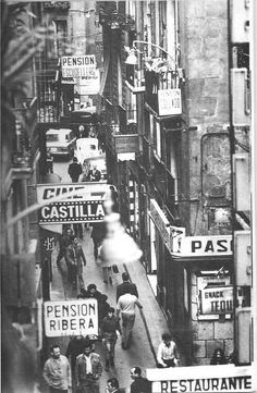 Carrer Escudellers, Barcellona, 1950. Foto di Oriol Maspons