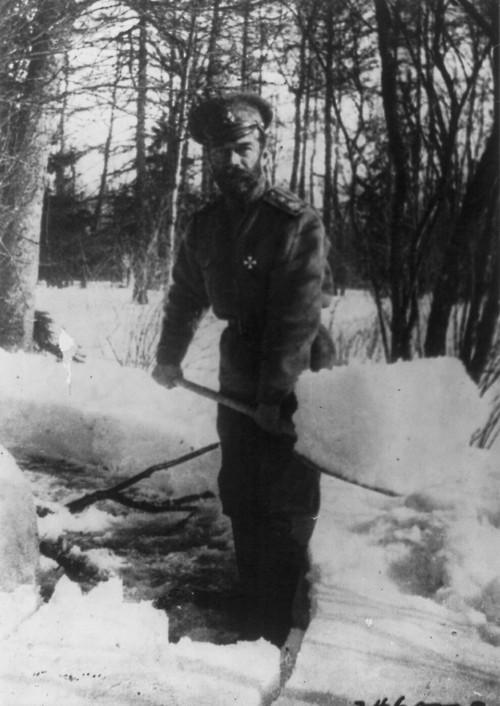 Zar Nicola II spala la neve in un parco mentre è sotto prigionia in Carskoe Selo, Russia, 1917