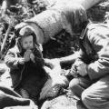 Soldato tedesco che dà pane a un ragazzo russo orfano 1942