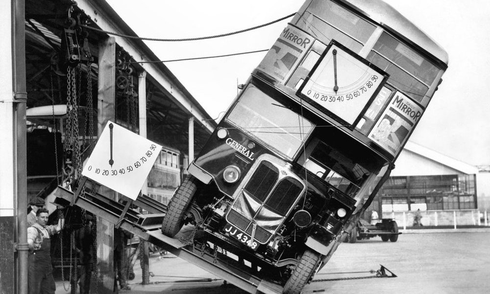 Come vengono testati i pulman a due piani