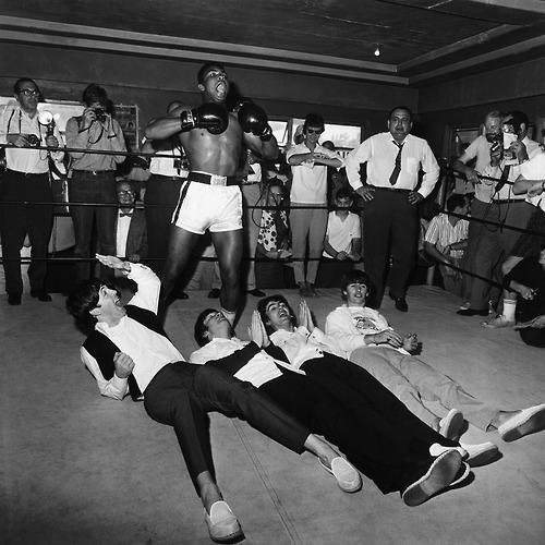 Muhammad Ali e The Beatles, Miami, 1964 (foto di Harry Benson)