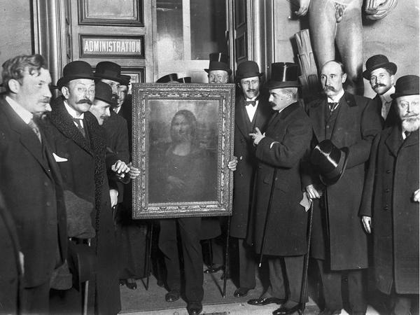 Persone riunite intorno alla Mona Lisa sul suo ritorno a Parigi nel gennaio 1914, più di due anni dopo è stato rubato