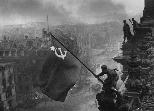 Bandiera sovietica sul Reichstag, Berlino, maggio 1945