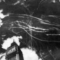Il cielo di Londra a seguito di un bombardamento e la battaglia tra aerei inglesi e tedeschi nel 1940