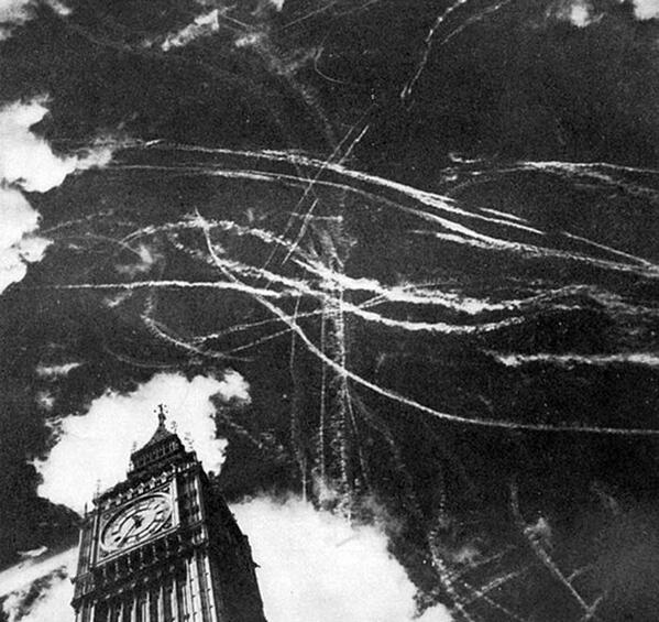 Il cielo di Londra a seguito di un bombardamento e la battaglia tra aerei inglesi e tedeschi nel 1940