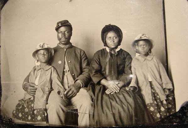 L'unica fotografia nota di un soldato americano dell'Unione Africana con la sua famiglia, circa 1863