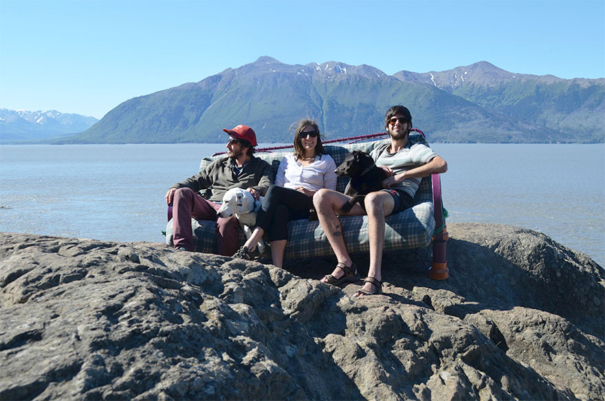 Tre amici, due cani e un divano in giro per l'America