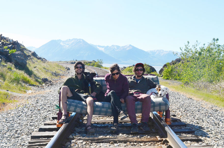 Tre amici, due cani e un divano in giro per l'America