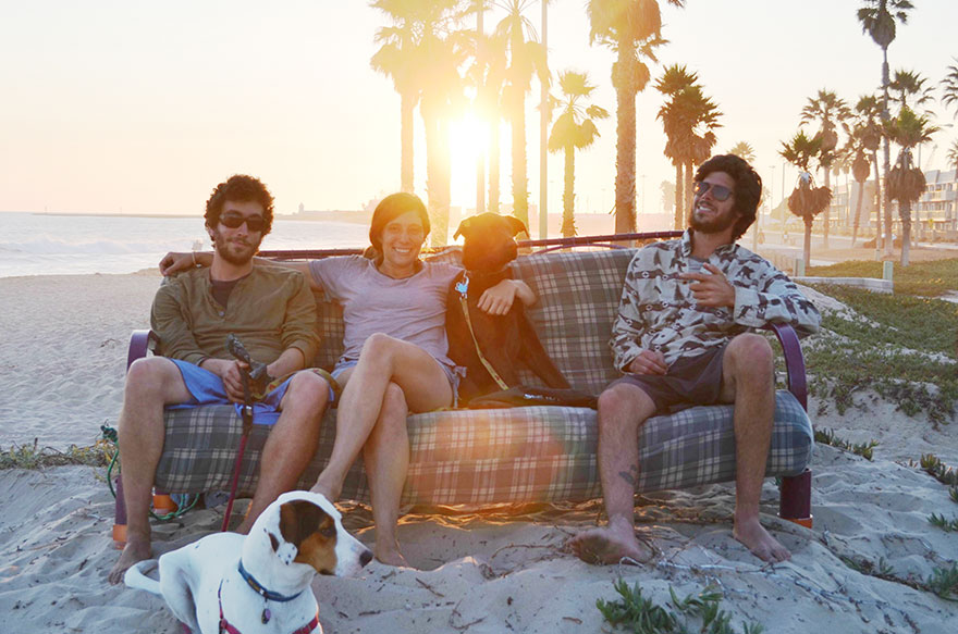 Tre amici, due cani e un divano in giro per l'America