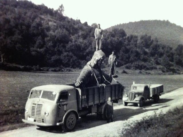 Il trasporto verso il Tibidabo della statua del Cristo - Barcellona (inizio del 1960)