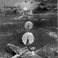 Vista da un aereo A-20 Havoc americano durante il bombardamento di un campo d’aviazione giapponese, 1943-1945