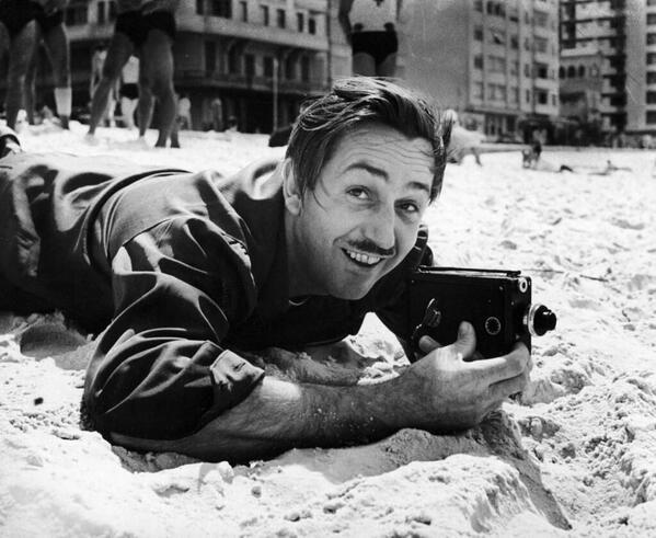 Walt Disney riprende su una spiaggia di Rio de Janeiro, 1941e