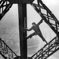 Operaio che vernicia la Torre Eiffel, 28 marzo 1953 (Everett Collection)