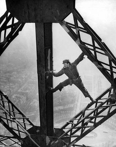 Operaio che vernicia la Torre Eiffel, 28 marzo 1953 (Everett Collection)