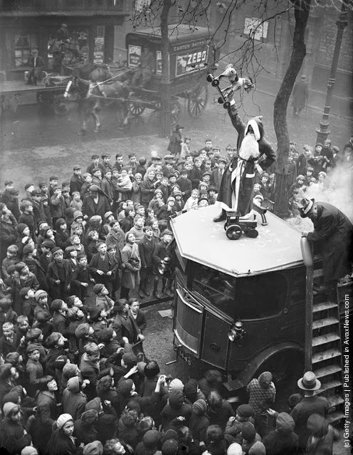Festa di Natale per i bambini presso la Missione Hoxton, Londra. (Photo by Fox Foto: Getty Images). 18 nov 1933