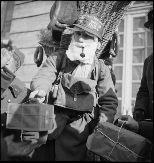 Un soldato francese vestito da Babbo Natale mentre dà doni ai suoi amici. Natale 1939