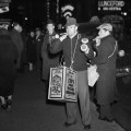 Un venditore ambulante di trombette in Times Square