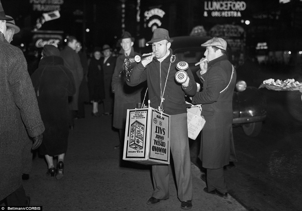 Un venditore ambulante di trombette in Times Square