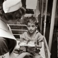 Un giovane paziente del reparto pediatrico del Lenox Hill Hospital, in America, riceve un inaspettato regalo di Natale dall’infermiera Linda Gross. (Photo by Vecchio: Three Lions: Getty Images). circa 1955