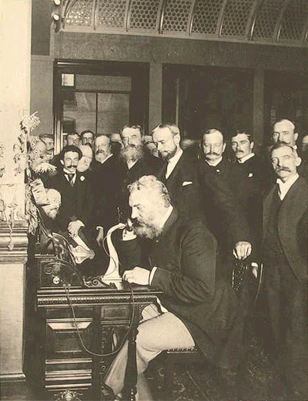 Alexander Graham Bell, un innovatore che, fino al 2002, veniva considerato l'inventore del primo telefono pratico