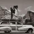 Ansel Adams prepara la sua macchina fotografica in un parco nazionale, c. 1941