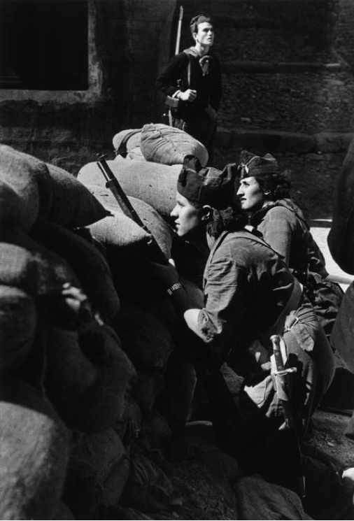 Donne milizia anti-fascisti che difendono una barricata in strada, Barcellona, 1936 da Robert Capa