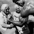 Arnold Schwarzenegger mostra i suoi muscoli a delle vecchie signore, c. 1970