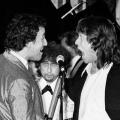 Bob Dylan guarda Bruce Springsteen e Mick Jagger alla cerimonia di induzione del Rock and Roll Hall of Fame, 1988
