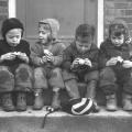 Bambini che discutono sulle loro mele. Seattle, 1948