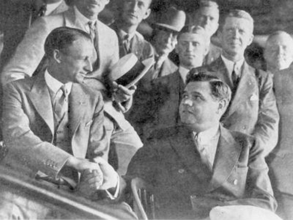 Don Bradman (leggenda del Cricket) incontra Babe Ruth (leggenda del baseball) in una partita degli Yankees nel 1932