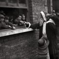 Babbo Natale consegna i regali per aiutare i bambini e le Adoption Society a Leytonstone, Londra. (Photo by Fox Foto: Getty Images). 20 novembre 1931