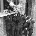 Babbo Natale distribuisce regali ai bambini alla Adoption Society a Leytonstone. (Photo by Gerry Cranham: Fox Photos: Getty Images). 7 DICEMBRE 1938
