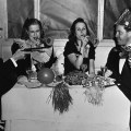 Quattro commensali danno un’accoglienza entusiastica al nuovo anno presso il Club di Versailles nel 1941